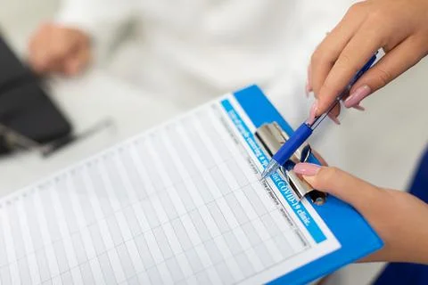 In the doctor's office, doctors explain how to fill out the declaration on COVID Foto stock