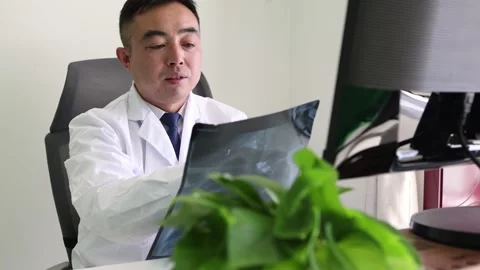 Doctor's office sitting analysis and diagnosis Stock Footage 165793170