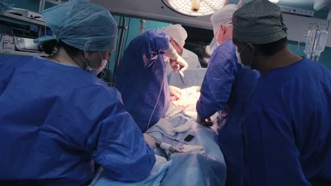 Doctors in the operating room doing an operation Video stock 128748070