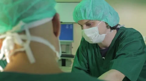 Doctors performing surgery in operating room Video stock 41636452