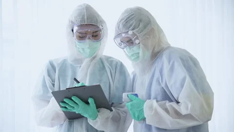 Doctors in sterilize coat holding clipboard and discuss with staff team Stock Footage 134598144