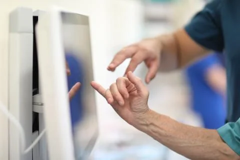 Doctors study and discuss information on the computer screen in the operating Foto stock