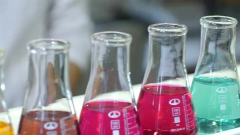 Doctors take tests from flasks with multi-colored drugs in the laboratory Vídeos de archivo 141045139