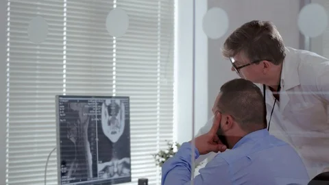 Doctors transplantologists study x-ray patient and diagnose brain disease Stock Footage 94865435