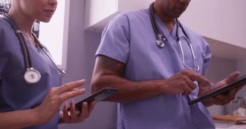 Doctors using devices in the office 库存影片 59676288