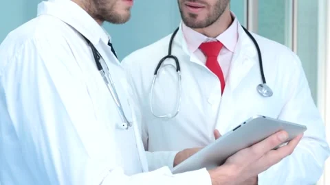  Doctors Using Tablet Close up Vidéo 210670142