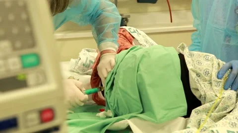  doctors wearing protective suits treating patient coronavirus covid-19 2020 Vidéo 63166936