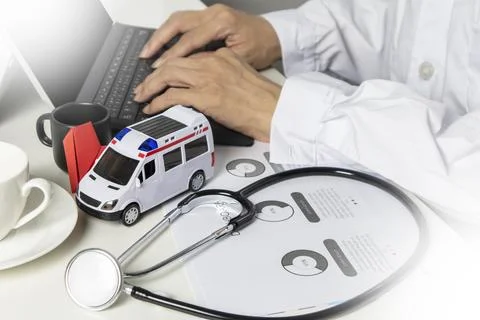 Doctors work on computers. collect patient records and medical information. Illustrazione stock