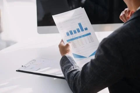 Document Businessman working modern computer Document Management System (DM.. 스톡 사진