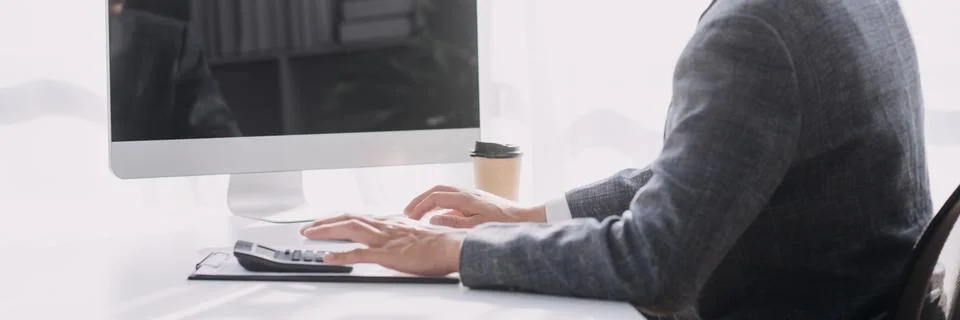 Document Businessman working modern computer Document Management System (DM.. 스톡 사진