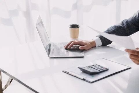 Document Businessman working modern computer Document Management System (DM.. 스톡 사진