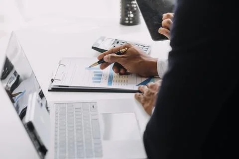 Document Businessman working modern computer Document Management System (DM.. 스톡 사진