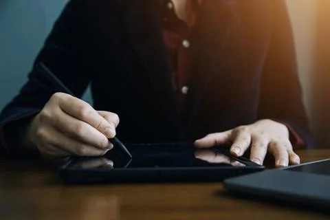 Document Businessman working modern computer Document Management System (DM.. 스톡 사진