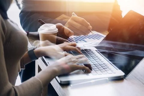 Document Businessman working modern computer Document Management System (DM.. 스톡 사진