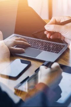Document Businessman working modern computer Document Management System (DM.. 스톡 사진