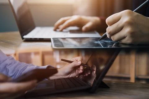 Document Businessman working modern computer Document Management System (DM.. 스톡 사진