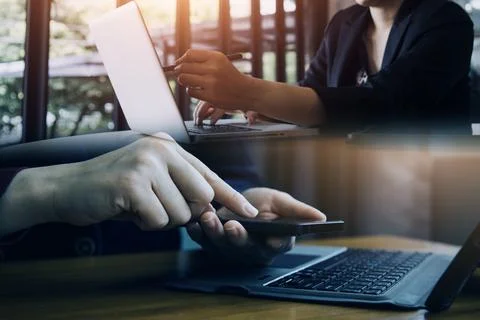 Document Businessman working modern computer Document Management System (DM.. 스톡 사진