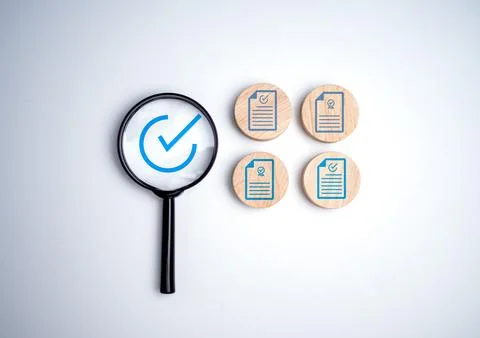 Document icon which print screen on wooden circle plank for prepare check a.. Foto stock