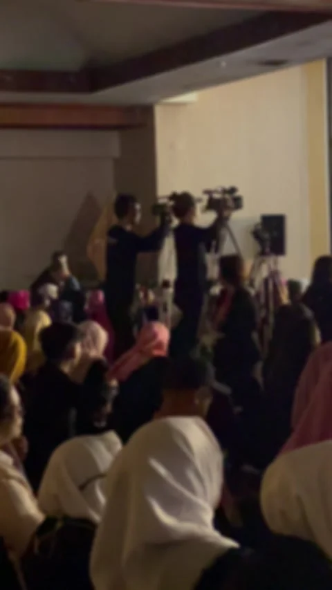 Documenting an event with camerapersons and crowded audience Stock Footage 304060545