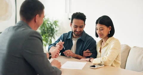 Documents, financial advisor and signature with couple in home for budget, 库存影片 337038878