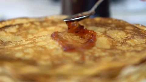 Does he put jam on a pancake Vídeo Stock 86134605