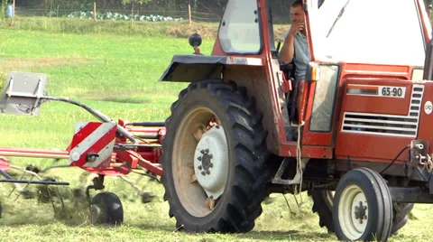 The dog and the tractor 스톡 동영상 33312687