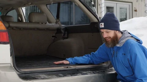 Dog jumps into car getting ready for an adventure in slow motion Stockbeeldmateriaal 104267582