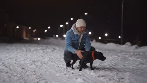 The dog licks its master. snowy weather Vídeos de archivo 147071085