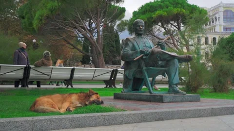 The dog sleeps at the monument to the actor Video stock 143806976