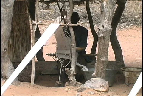 Dogon man weaving 스톡 동영상 273955