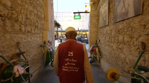 Doha elderly shopping assistant in Souq Waqif 库存影片 222889442