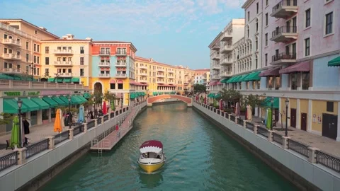 Doha, Qatar - 20th january, 2026: Picturesque canals of Qanat Quartier at T.. Stock-Footage 331992256