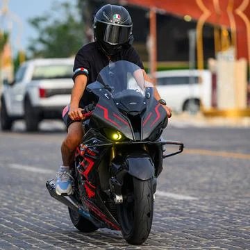 Doha - Qatar - March 19, 2024: A motorcycle driver riding a sports bike on an as Foto stock