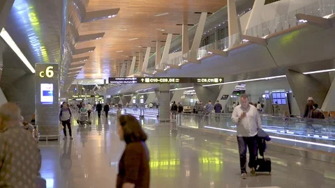 DOHA, QATAR - MAY 10, 2019: Passengers movement in Hamad International Airport. Stock Footage 120888371