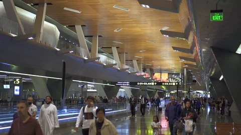 DOHA, QATAR - MAY 10, 2019: Passengers movement in Hamad International Airport. Stockbeeldmateriaal 121311727
