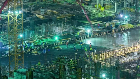 DOHA, QATAR - OCTOBER 25, 2024: Construction site bustling with activity as 库存影片 289831784