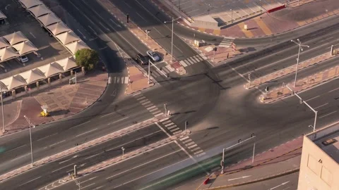 DOHA, QATAR - OCTOBER 25, 2024: Aerial view of busy urban intersection 库存影片 289832536