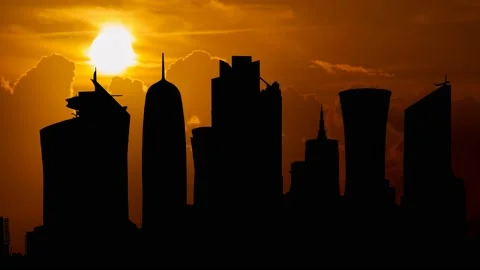 Doha Skyline, Time Lapse at Sunset with Red Sun and Fiery Sky, Qatar Vidéo 153115921