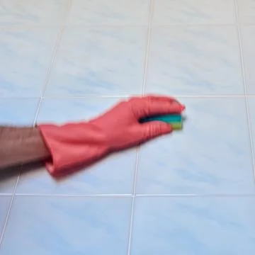 Doing cleaning in bathroom Stock-Fotos