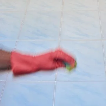 Doing cleaning in bathroom Stock-Fotos