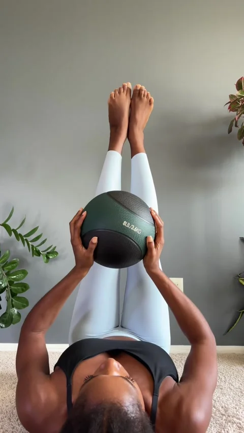 Doing core exercises with a weighted medicine ball Vídeo Stock 314808092