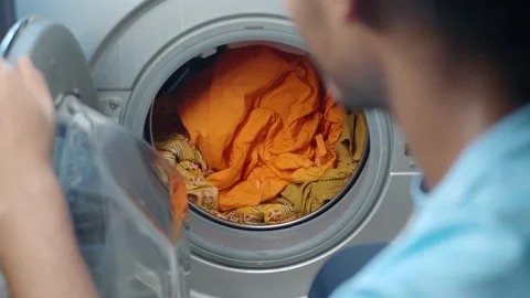 Doing laundry at home in a washing machine Vídeo Stock 345015654