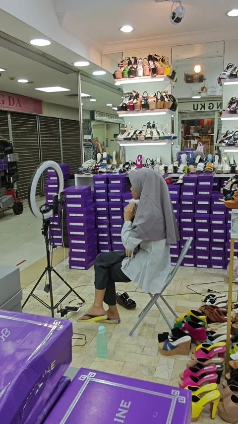 Doing live online Stock Footage 286918155