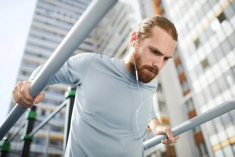 Doing pull-ups on parallel bars Foto stock