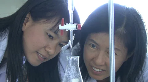 Doing Science Experiment In Laboratory 스톡 동영상 1067999