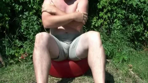 Doing Sit Ups on Ball Vidéo 12577298