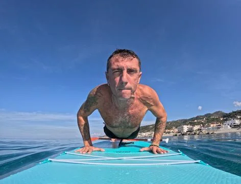 Doing tabata on a stand up paddle board Foto stock