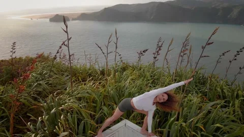 Doing Yoga in the wind Stock-Footage 145954488