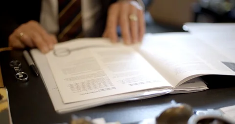 Dokumente lesen, blättern Stock Footage 92347634