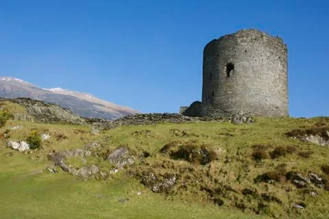 Dolbadarn Castle Keep, mountains in background, Llanberis, 13th century, Pada Stock Photos